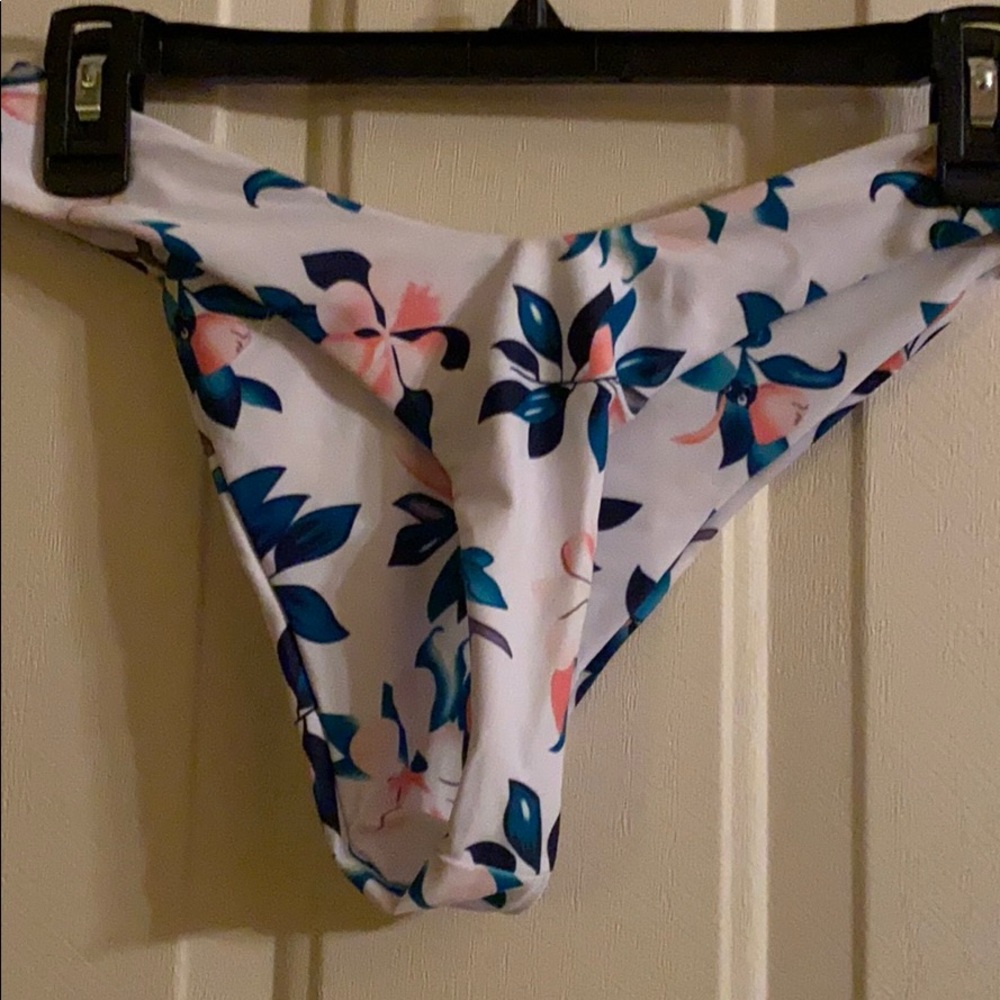 Bikini - Picture 3 of 3